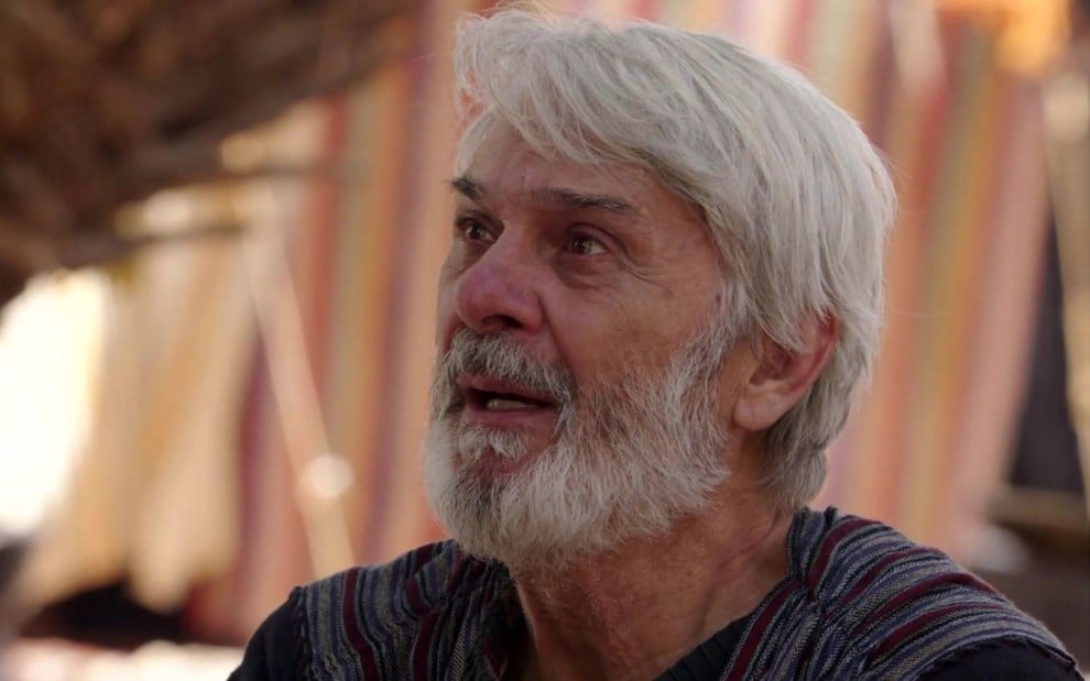 Zécarlos Machado em cena de Gênesis: caracterizado como Abrão, ator está em close e com expressão de surpresa no rosto