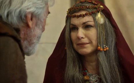 A atriz Adriana Garambone caracterizada como Sarai em cena de Gênesis