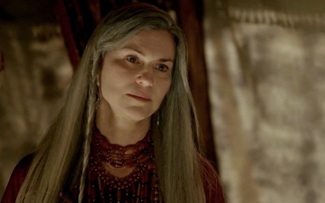 A atriz Adriana Garambone com expressão de raiva está caracterizada como a Sara em cena de Gênesis