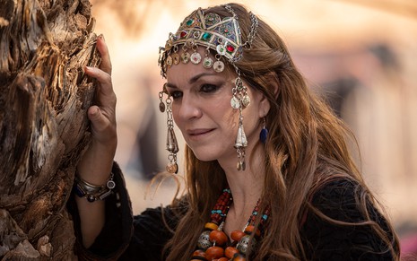 A atriz Adriana Garambone como Sarai enfeitada com joias típicas do povo hebreu em cena de Gênesis