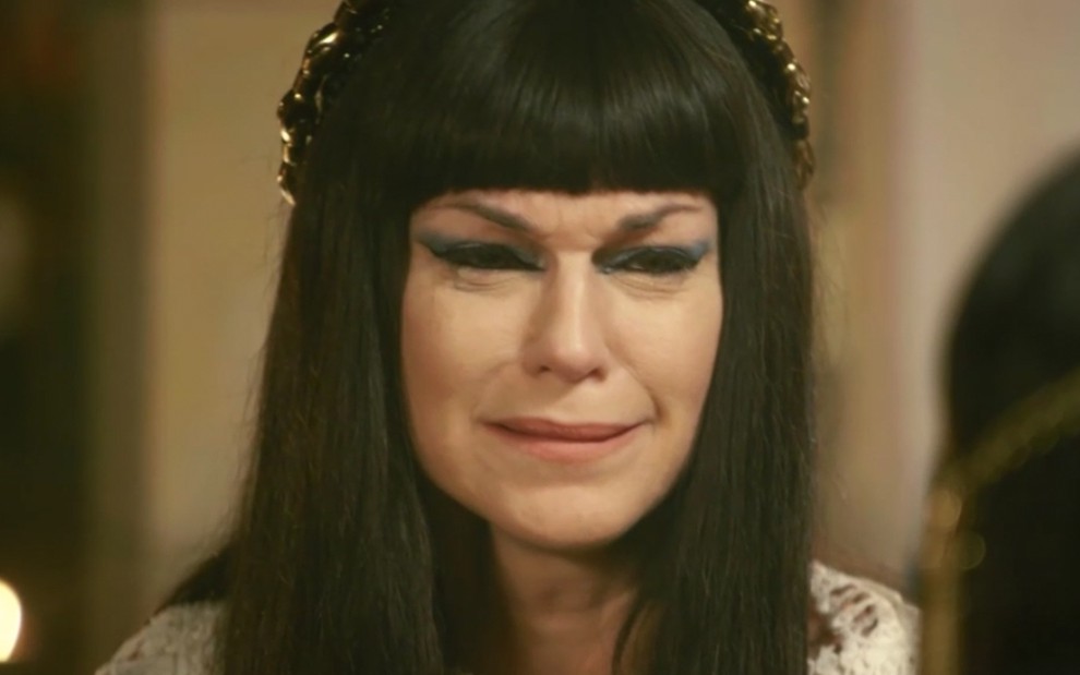 A atriz Adriana Garambone como Sarai, porém com roupas, adornos e até uma peruca ao estilo egípcio, chora em cena de Gênesis