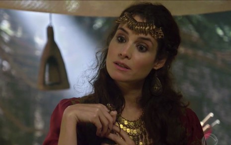 Elisa Pinheiro em cena de Gênesis: caracterizada como Ayla, atriz olha com desejo para alguém fora do quadro