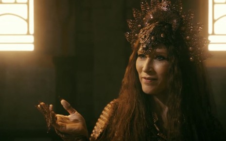 A atriz Beth Goulart com uma coroa que ocupa toda a sua fronte, até o meio dos olhos, com cabelos longos e unhas de metal como Jaluzi em cena de Gênesis