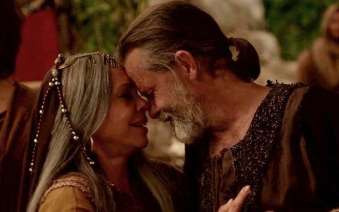 À esquerda, a atriz Carla Marins como Adália faz menção de beijar o ator Marcos Winter, à esquerda como Massá, em cena de Gênesis