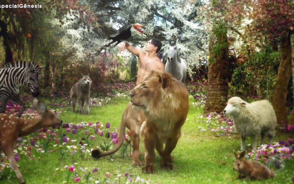 O ator Carlo Porto nu como Adão segura um tucano com o braço direito e tem um leão à sua frente, com outros animas como cavalo, zebra, coelho e ovelha ao seu lado
