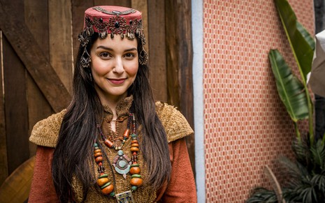 Laura Kuczynski no papel de Danina, sua personagem em Gênesis, da Record