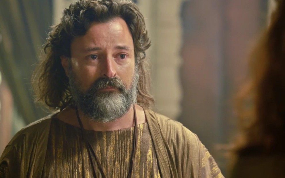 O ator Emílio Orciollo Neto com uma longa barba e cabelos desgrenhados como Ló em cena de Gênesis, novela da Record