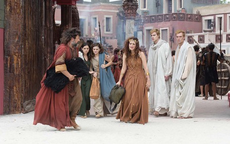 Cena da novela Gênesis; personagens estão caracterizados com roupas de época