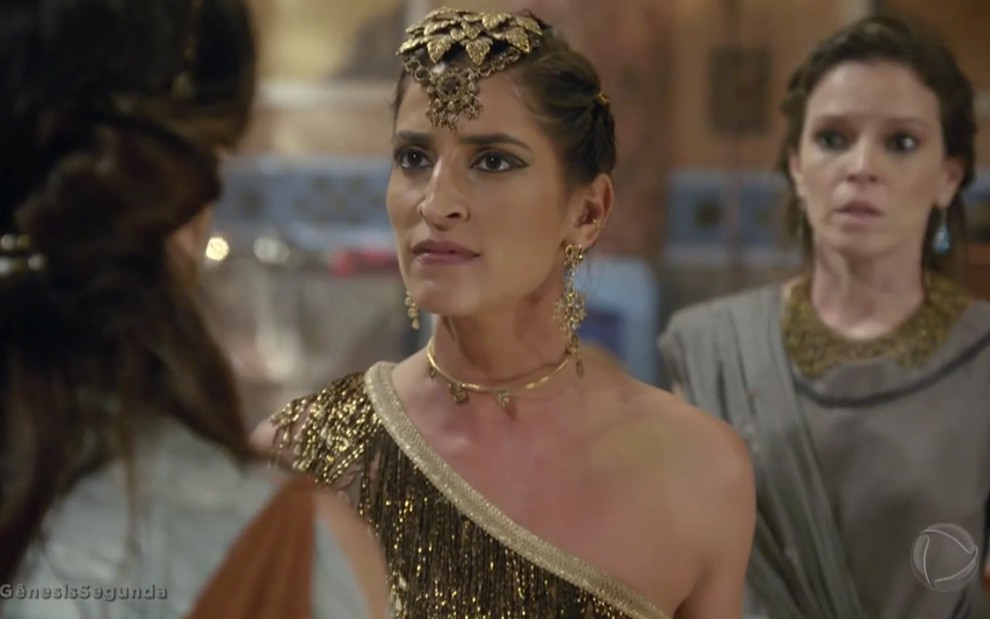 Maria Joana em cena de Gênesis: caracterizada como Enlila, personagem olha com ódio para alguém fora do quadro