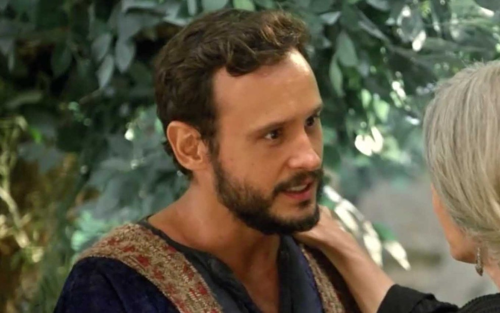 O ator Guilherme Dellorto caracterizado como Isaque em cena de Gênesis