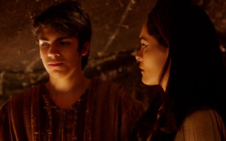 O ator Henrique Camargo à direita, como Ismael, é observado por Hylka Maria, a Agar, que está de perfil à esquerda em cena de Gênesis