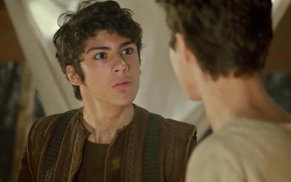 O ator Henrique Camargo com expressão de raiva e caracterizado como Ismael em cena de Gênesis