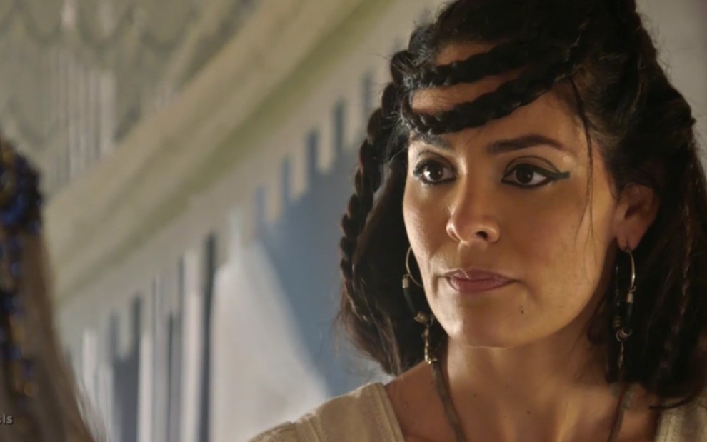Um close-up no rosto da atriz Hylka Maria, como Agar, caracterizada como hebreia e não mais como egípcia em cena de Gênesis