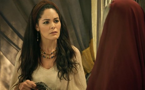 A atriz Hylka Maria com expressão de raiva caracterizada como Agar em cena de Gênesis, novela da Record