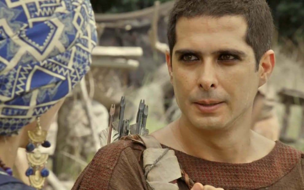 O ator Iano Salomão está com kajal nos olhos e caracterizado como Ismael em cena de Gênesis