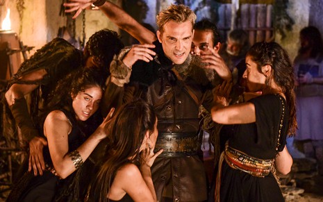 O ator Igor Rickli caracterizado como Lúcifer cercado de bailarinos em cena de Gênesis