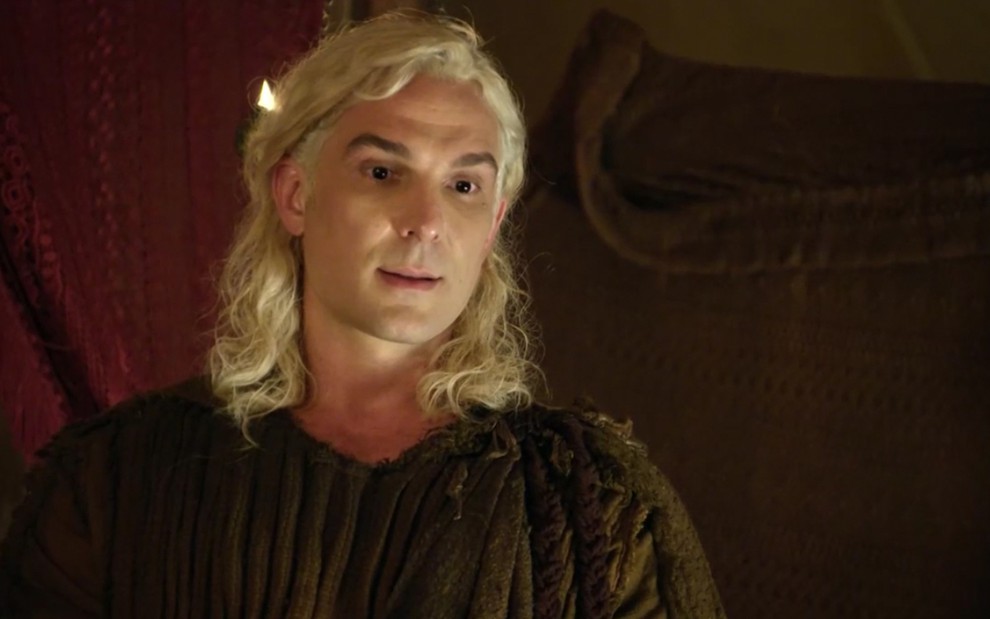 O ator Igor Rickli está como Heylel, disfarce de Lúcifer com cabelos longos e muito loiros, em cena de Gênesis