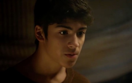 Henrique Camargo em cena de Gênesis, caracterizado como Ismael; ator olha com seriedade para alguém fora do quadro