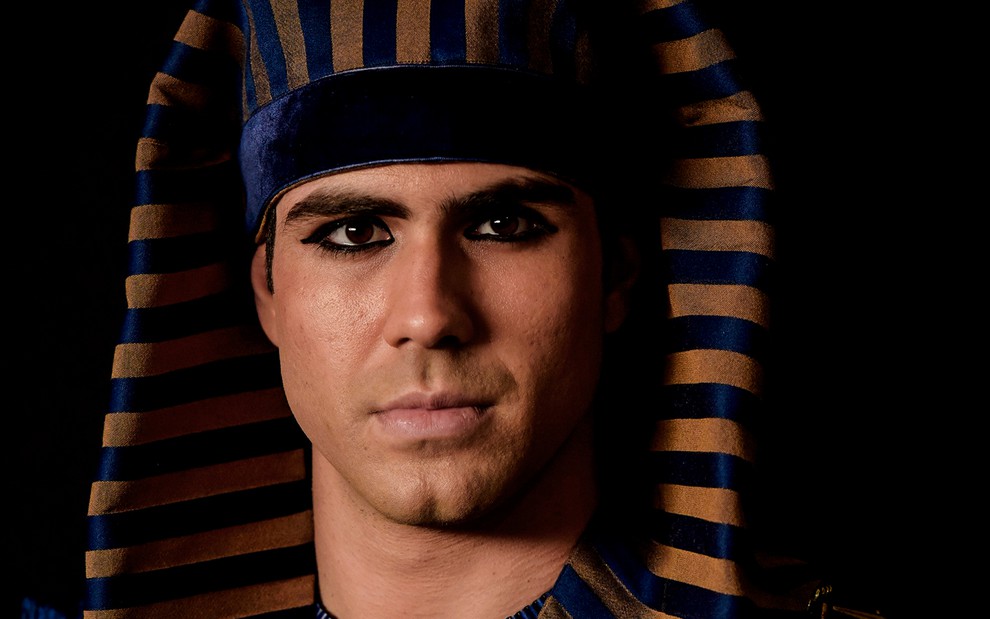 O ator Juliano Laham com roupas do Egito antigo caracterizado como José em cena de Gênesis
