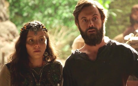 Letícia Tomazella e Kayky Brito em cena de Gênesis como o casal Leora e Omar