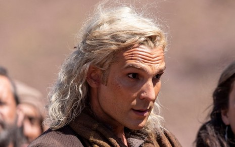 Igor Rickli em cena de Gênesis: caracterizado como Lúcifer, personagem olha com atenção para alguém fora do quadro