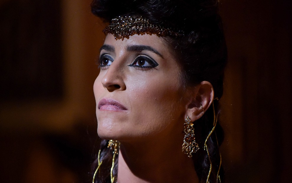 A atriz Maria Joana caracterizada como Enlila em cena de Gênesis