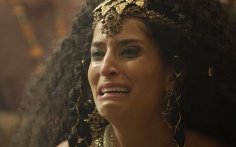 A personagem Enlila (Maria Joana) chora desesperada em cena da novela Gênesis, da Record, na sexta (27)