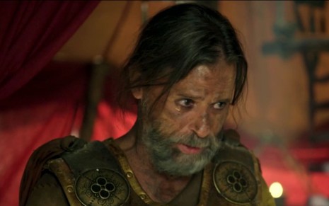 Marcos Winter em cena de Gênesis: caracterizado como Massá, ator olha para frente com olhar de arrependimento