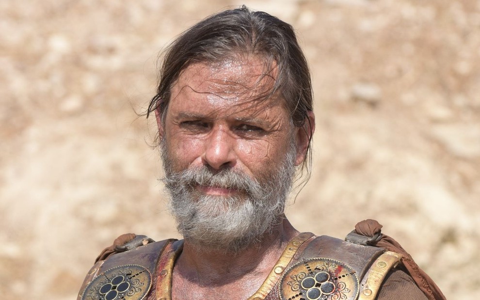 Marcos Winter em cena de Gênesis: caracterizado como Massá, ator olha para frente
