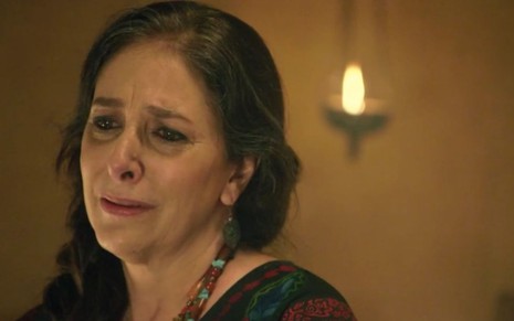 Anna Cotrim em cena de Gênesis: personagem está caracterizada como Mila e chora