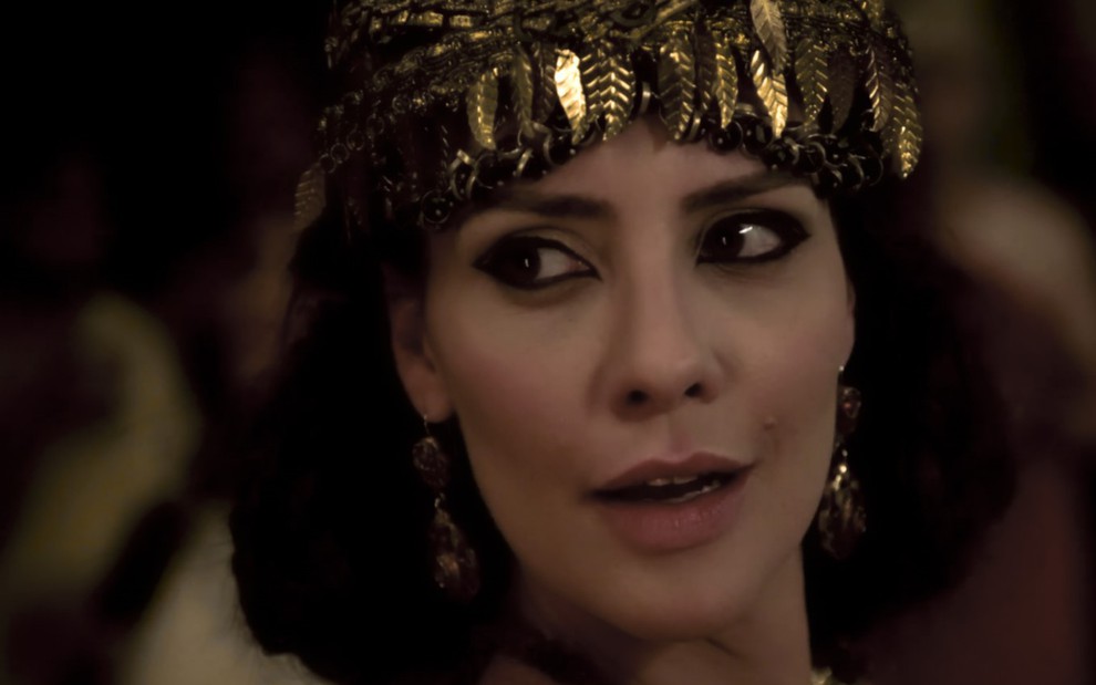A atriz Camila Rodrigues com olhar sedutor em cena como Nadi em Gênesis, da Record
