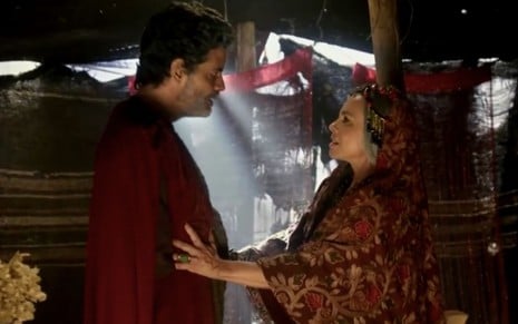 Jorge Pontual e Carla Marins em cena de Gênesis: caracterizados como Naor e Adália, atriz empurra companheiro de cena