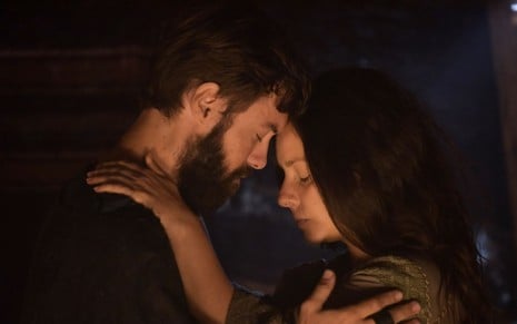 Kaiky Brito e Letícia Tomazella em cena de Gênesis: atores estão com os rostos colados em cena escura