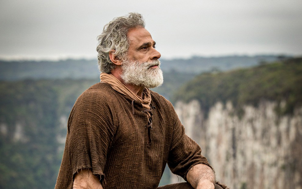 O ator Oscar Magrini caracterizado como Noé em cena de Gênesis