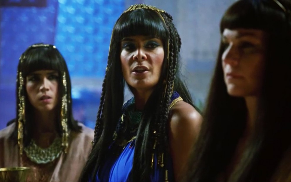 A atriz Pérola Faria está à esquerda como Khen, com Bianka Fernandes ao centro como Aat e Adriana Garambone como Sarai em primeiro plano à direita em cena de Gênesis
