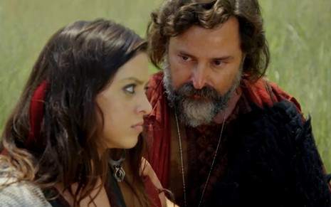 A atriz Polliana Aleixo de perfil, como Paltithm tem o braço agarrado por Emilio Orciollo Netto, o Ló, em cena de Gênesis