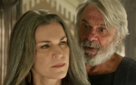 Adriana Garambone e Zécarlos Machado caracterizados como Sarai e Abrão em cena de Gênesis