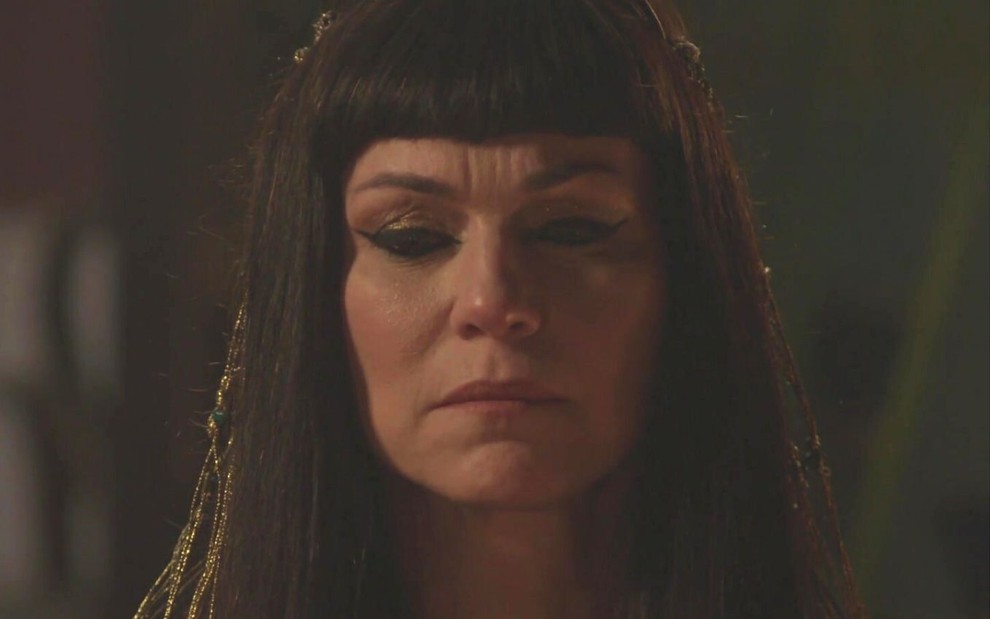 Adriana Garambone em cena de Gênesis: caracterizada como Sarai, atriz está em close e usa peruca egípcia