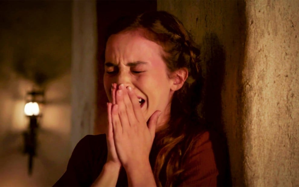 Laryssa Ayres em cena de Gênesis: caracterizada como Sarai, personagem coloca as duas mãos no rosto e chora copiosamente