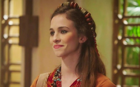 Laryssa Ayres em cena de Gênesis: caracterizada como Sarai, personagem sorri para alguém fora do quadro