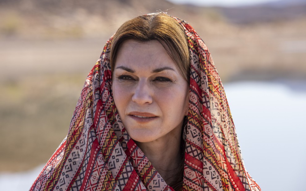 Adriana Garambone grava com lenço estampado na cabeça e olhar distante como Sarai de Gênesis