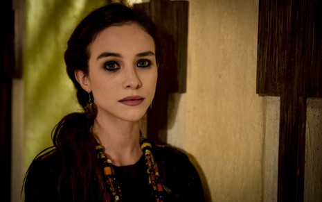 A atriz Laryssa Ayres com os olhos pintados de preto, colares e rabo de cavalo no papel de Sarai em Gênesis