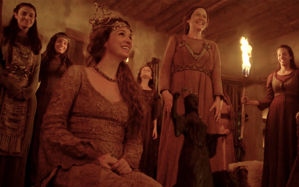 Francisca Queiroz em cena de Gênesis: caracterizada como Semíramis, personagem está rodeada de mulheres em uma espécie de culto