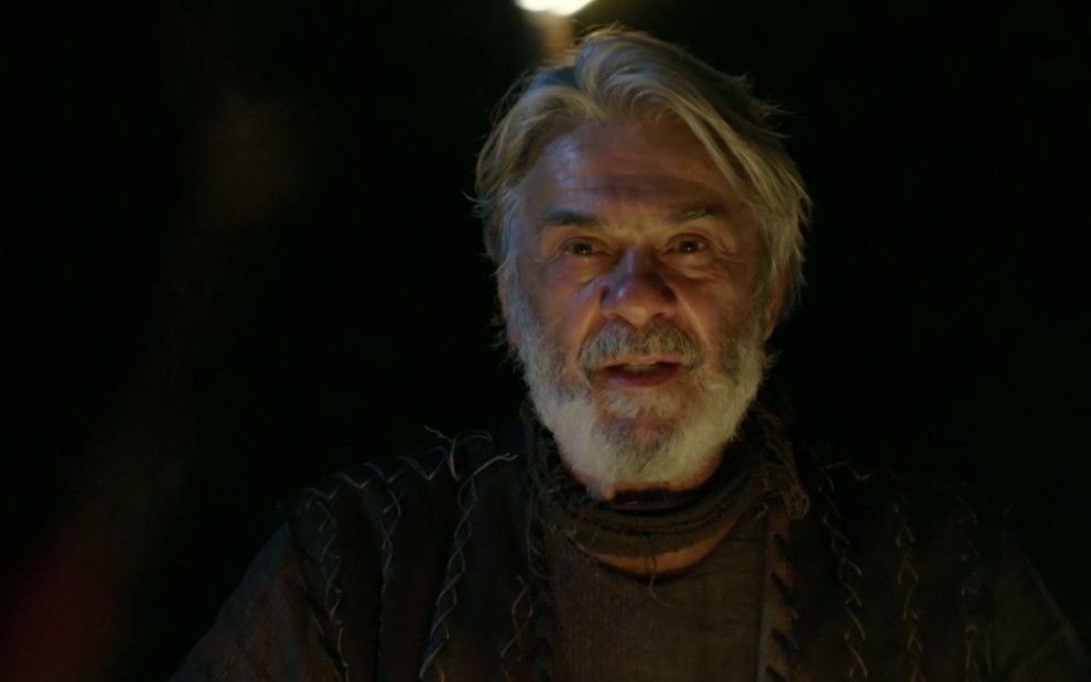Em uma cena noturna, o ator Zécarlos Machado está caracterizado como Abrão em cena de Gênesis