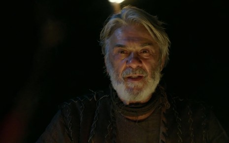 Em uma cena noturna, o ator Zécarlos Machado está caracterizado como Abrão em cena de Gênesis