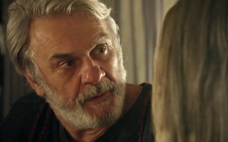 O ator Zécarlos Machado como Abrão com expressão de raiva em cena de Gênesis