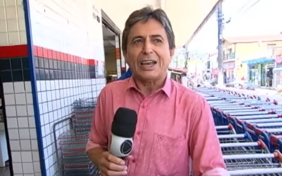 O jornalista Gérson de Souza em reportagem em supermercado para o Domingo Espetacular, em janeiro de 2019