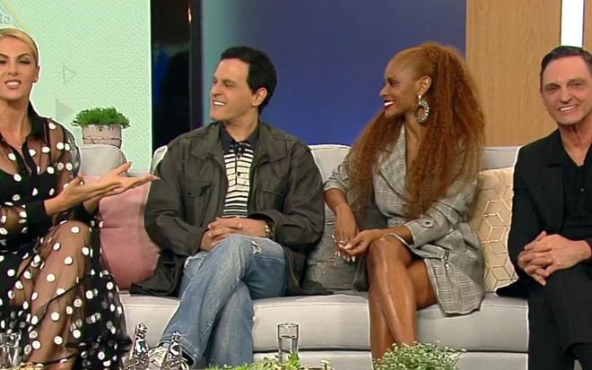 A apresentadora Ana Hickmann com João Marcelo Bôscoli, Aline Wirley e Paulo Miklos, no Hoje em Dia deste domingo (8)