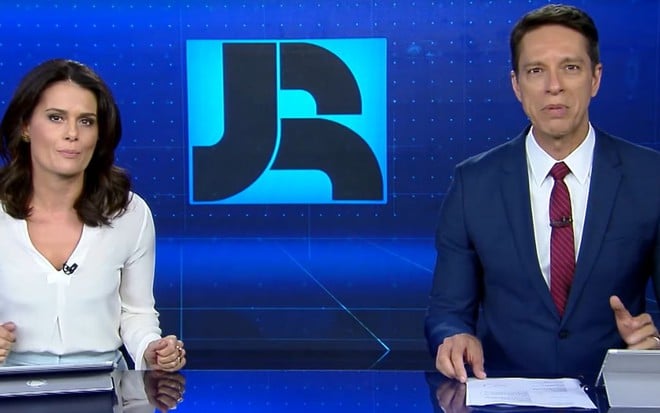  Adriana Araújo e Sergio Aguiar, âncoras do Jornal da Record na sexta-feira, 7 de fevereiro