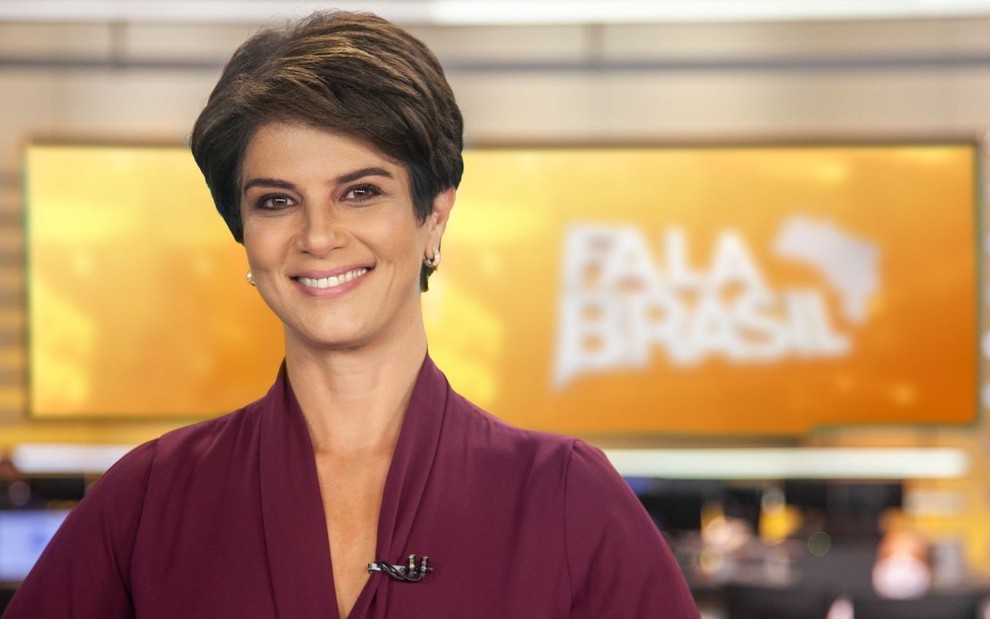 Sorridente, Mariana Godoy posa para foto no cenário do Fala Brasil, da Record